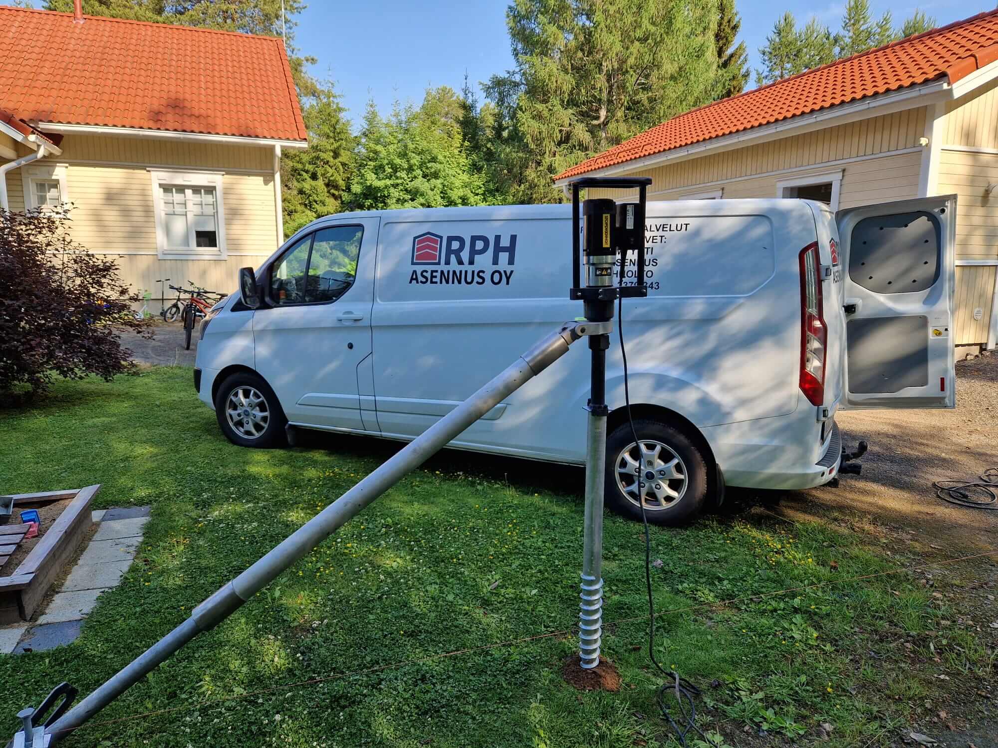 Maaruuvit ja aurinkopuistojen asennus